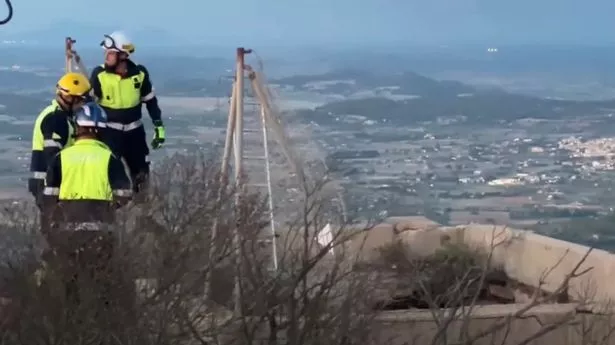 马略卡岛观景台倒塌，7名游客坠崖，假日恐怖